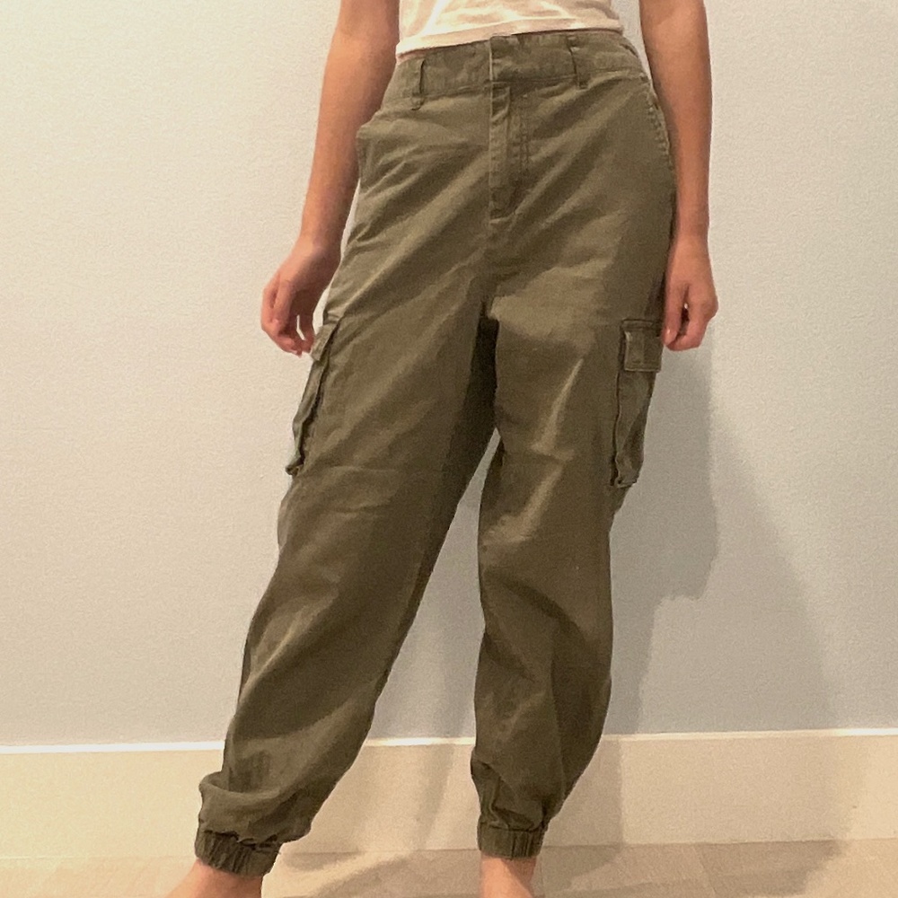 Forever 21 Khaki Cargo Pants Small